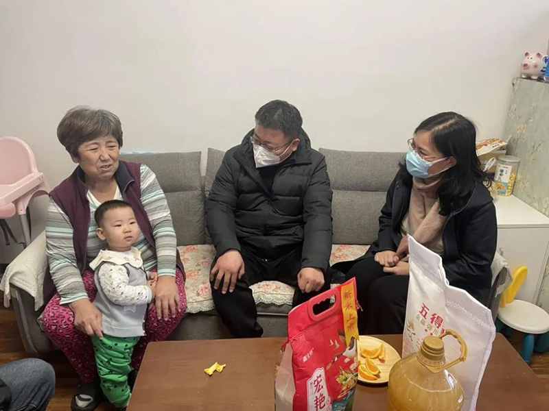 董事長(zhǎng)參加“人大代表、政協(xié)委員走進(jìn)社區(qū)，開(kāi)展居民議事協(xié)商”活動(dòng).jpg